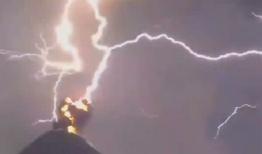 لحظه دیدنی برخورد صاعقه به کوه آتشفشانی + فیلم